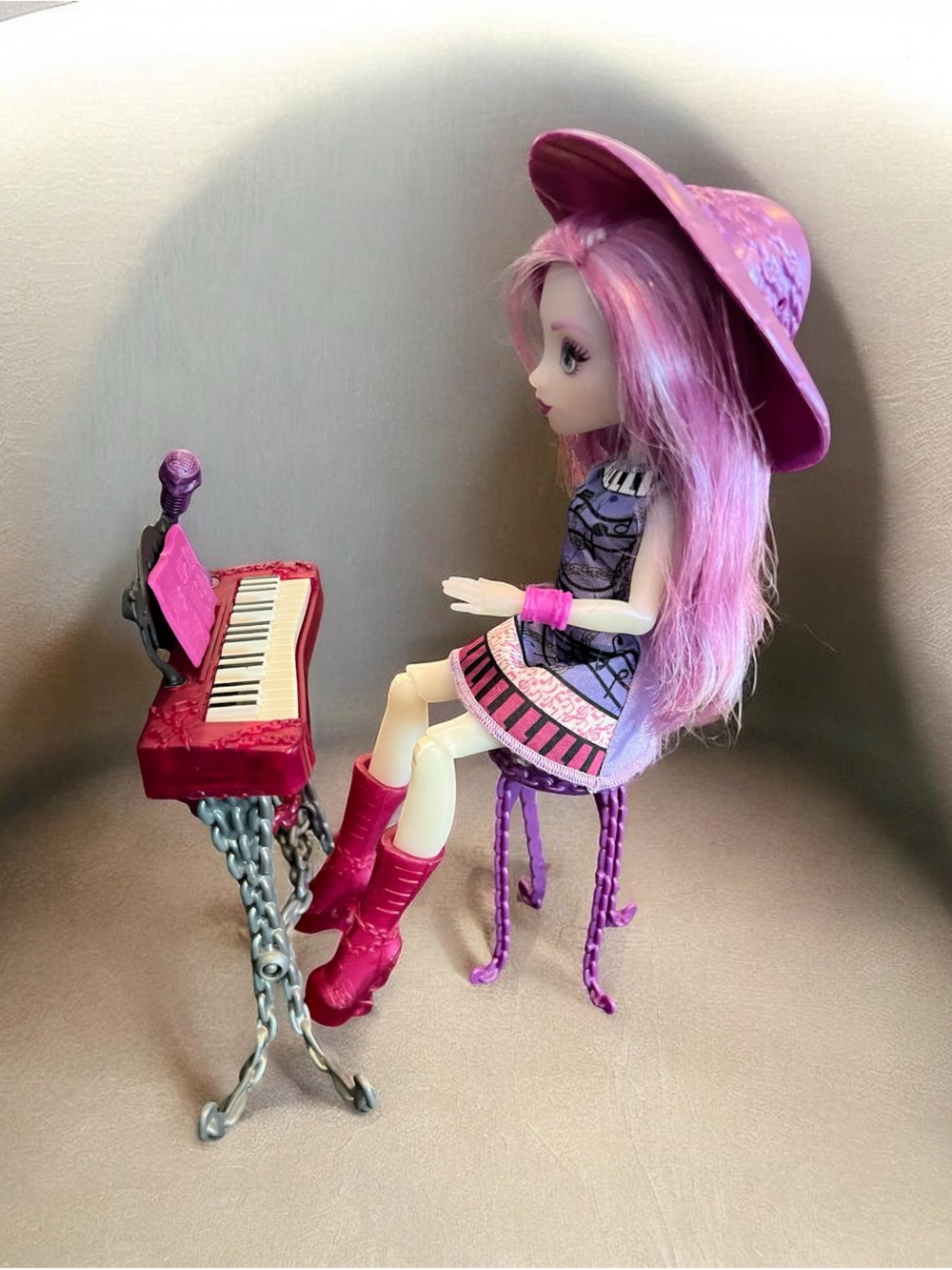Monster High Music Class Ari Hauntington Doll & Accessory {2016}